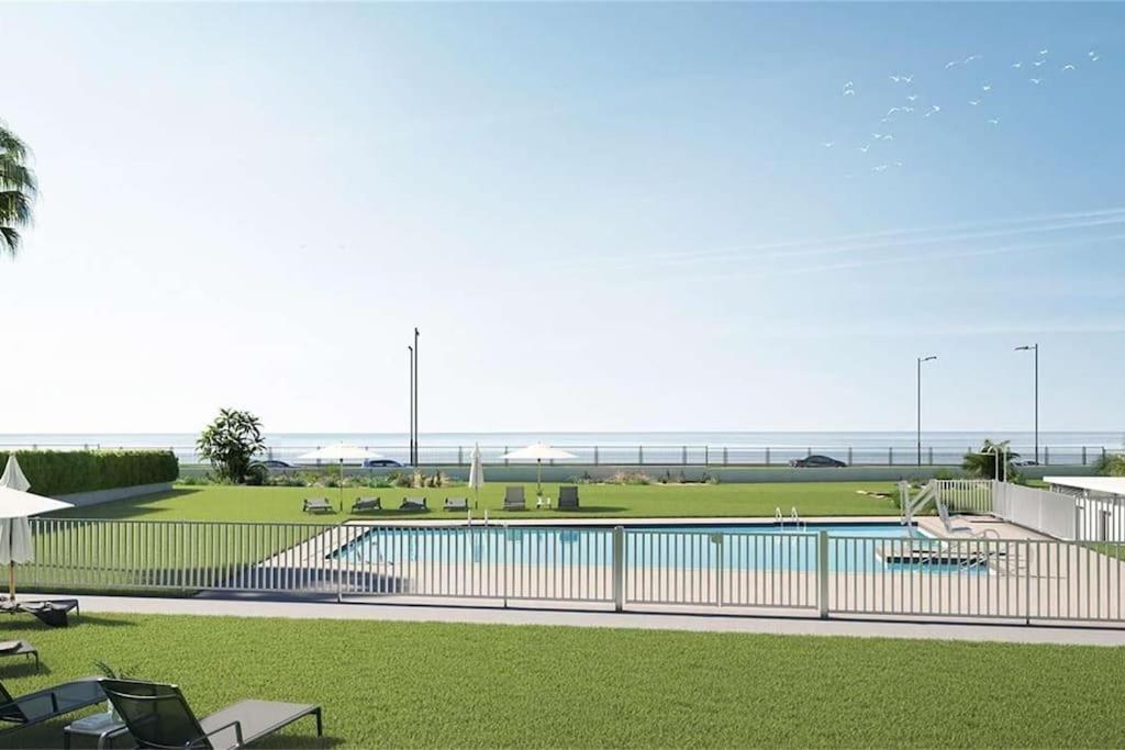 Bajo Con Jardin En Primera Linea De Playa Málaga Exterior foto