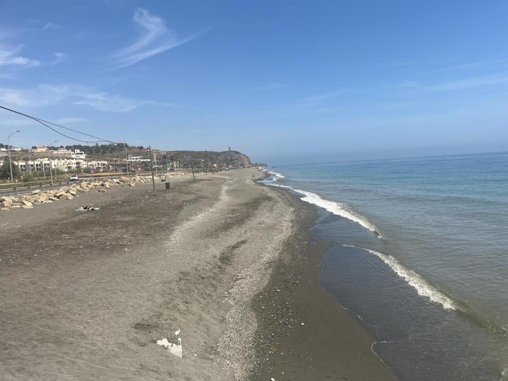 Bajo Con Jardin En Primera Linea De Playa Málaga Exterior foto